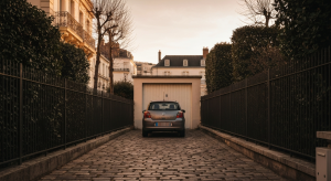 Place privée occupée : que faire quand quelqu'un se gare sur ma place sans créer de conflit ?
