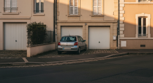 Blocage de sortie : que faire si une voiture est garée devant mon garage ?