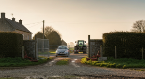 Accès agricole bloqué par une voiture : guide pratique pour reprendre votre exploitation